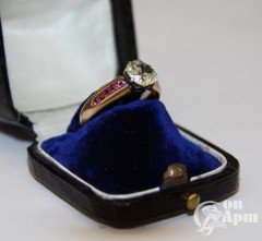 Кольцо с бриллиантом и рубинами